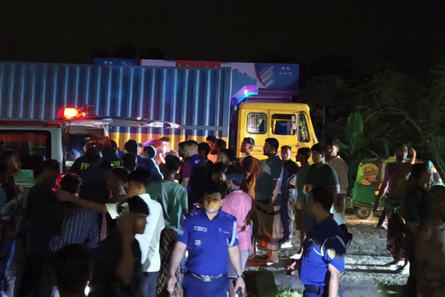 দেবীদ্বারে যাত্রীবাহী বাস উল্টে নিহত ১