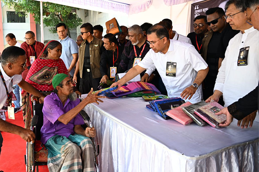 দুস্থদের মাঝে খাদ্য ও বস্ত্র বিতরণ প্রধানমন্ত্রীর