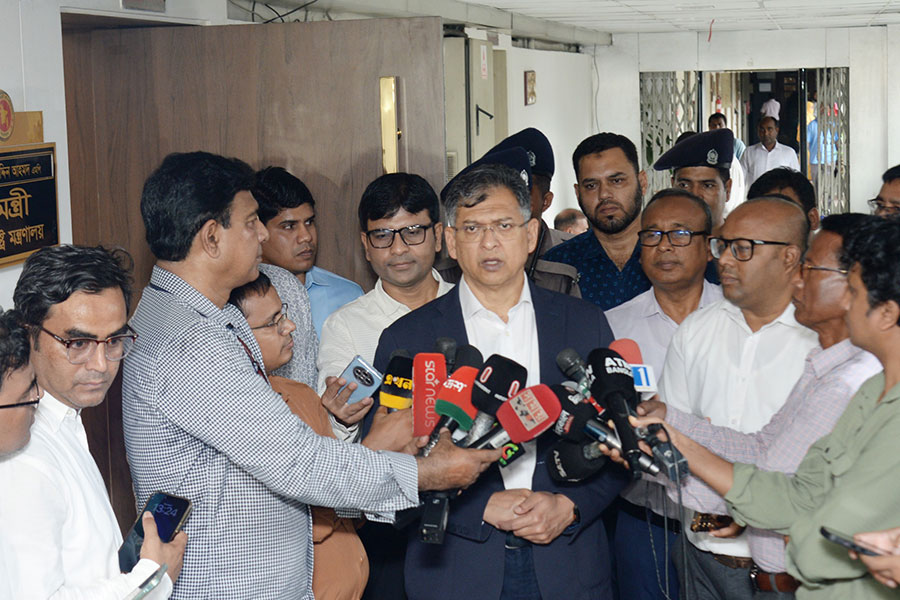 অপরাধ দমনে পুরস্কার-শাস্তির নীতি বহাল থাকবে: স্বরাষ্ট্রমন্ত্রী
