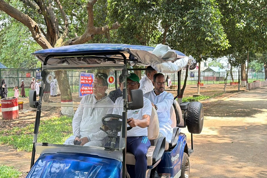 জাতীয় চিড়িয়াখানায় আকস্মিক পরিদর্শনে মৎস্য ও প্রাণিসম্পদ প্রতিমন্ত্রী
