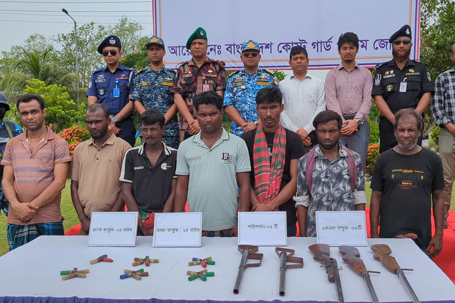 সুন্দরবনের দস্যু ছোট সুমন বাহিনীর আত্মসমর্পণ