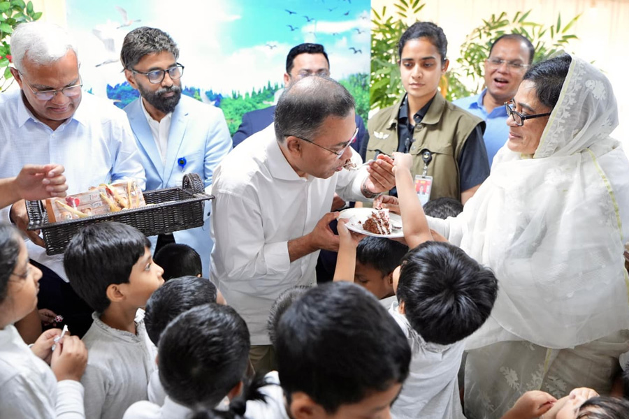 প্রধানমন্ত্রীকে পেয়ে উচ্ছ্বাসিত শিশুরা