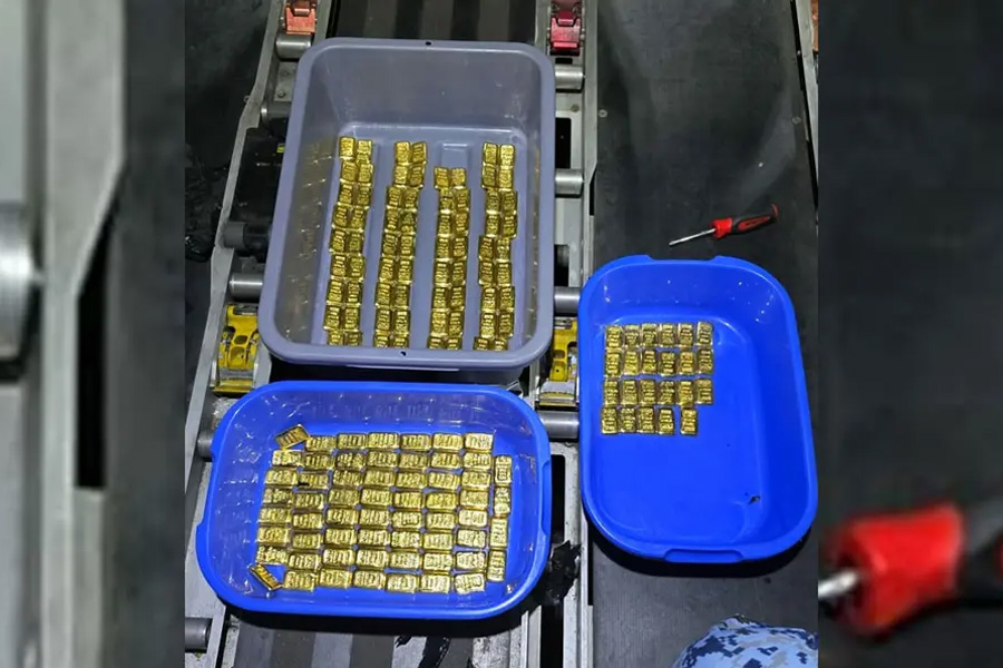 বিমানের টয়লেট প্যানেল ভেঙে ১৫৩ সোনার বার উদ্ধার