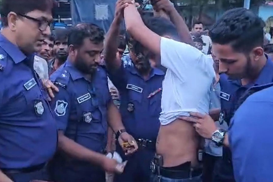 তিনটি বিদেশি পিস্তলসহ যুবক আটক
