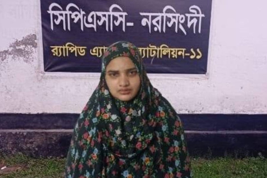 নরসিংদীতে শিশুর পা মুচড়ে নির্যাতনের ঘটনায় ভাইরাল হওয়া অভিযুক্ত চাচি ফারজানা আক্তার লতা বেগম। ছবি: সংগৃহীত