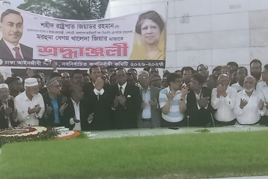 জিয়াউর রহমান ও খালেদা জিয়ার সমাধিতে আইনজীবী সমিতির শ্রদ্ধা