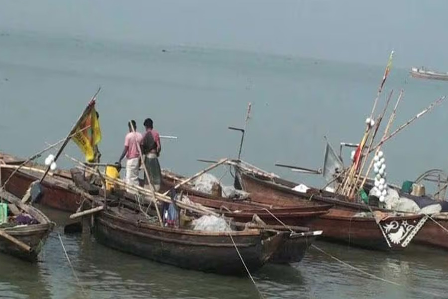 ইলিশ ধরতে নদীতে নামতে শুরু করেছেন জেলেরা