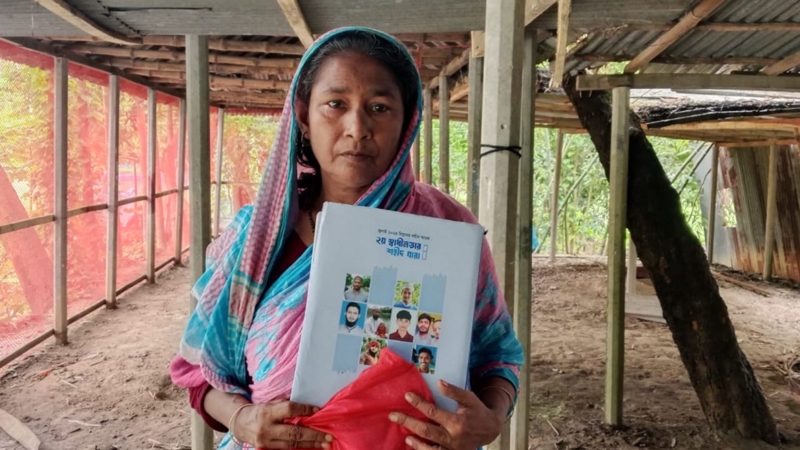 বুকের মধ্যে বই, বইয়ের ভেতর রক্তমাখা সন্তান!