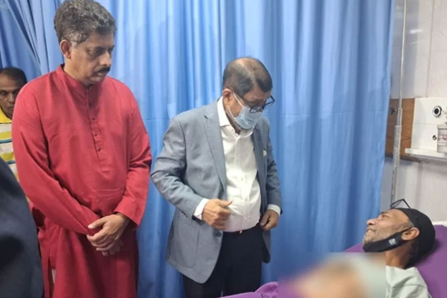 রামিসার অসুস্থ বাবাকে দেখতে হাসপাতালে গেলেন স্বাস্থ্যমন্ত্রী