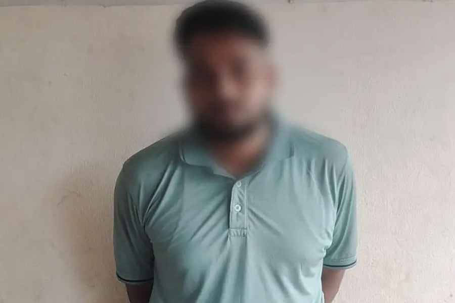 ভুয়া ‘সেকেন্ড অফিসার’ সেজে প্রতারণা, আইফোনসহ আটক যুবক