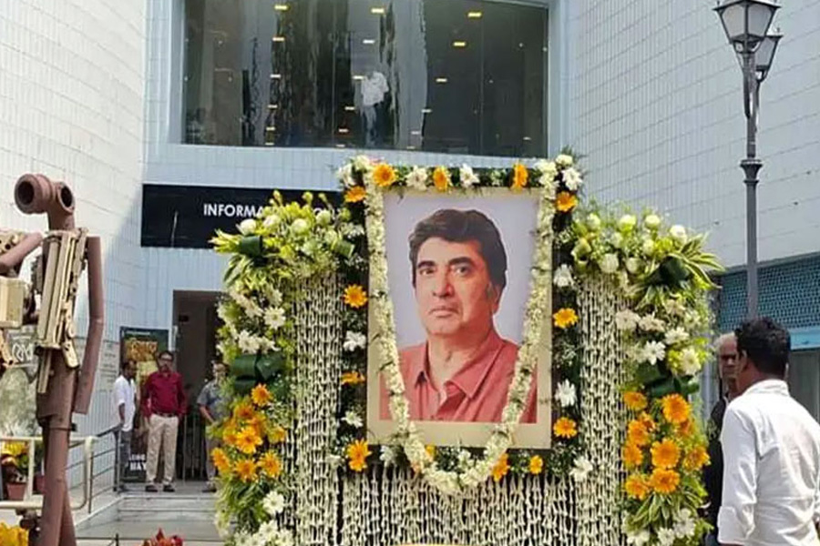 নির্মাতা অনীক দত্তকে শেষ শ্রদ্ধা