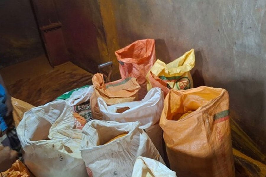 রাজধানীতে ১৯ বস্তা ভেজাল হলুদ গুঁড়া জব্দ