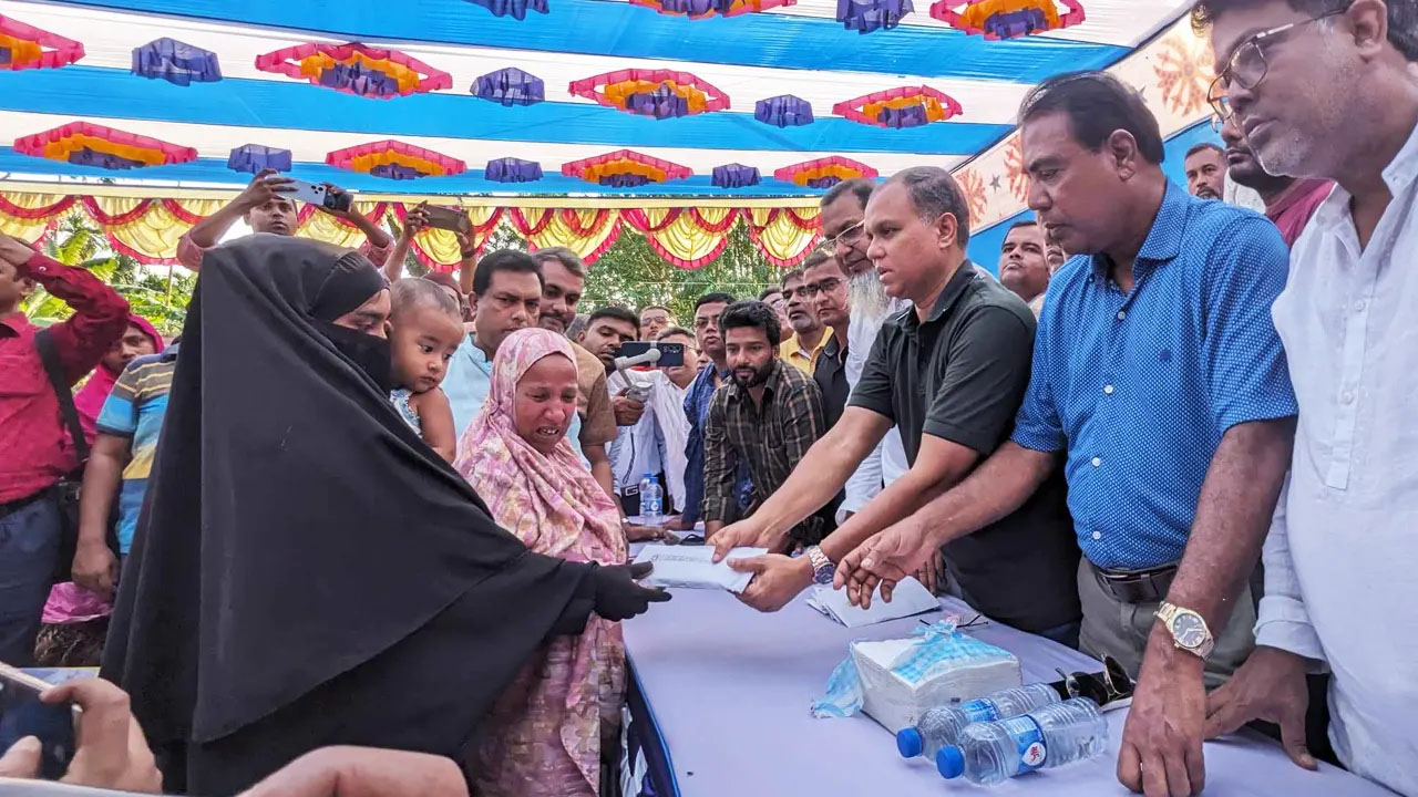 ছাত্র-জনতার অভ্যুত্থান বগুড়ায় হতাহত পরিবারের পাশে তারেক রহমান