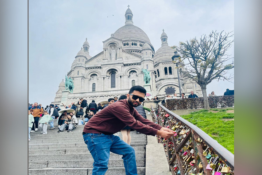 প্রেমের শহর প্যারিসে ‘ভালোবাসার তালা’