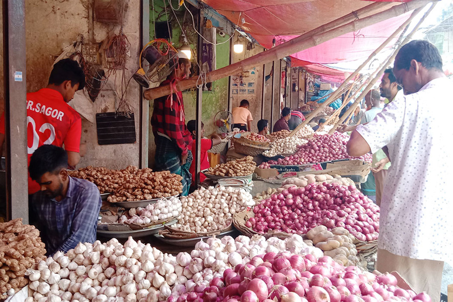 পেঁয়াজের দাম কমছেই না, আমদানির উদ্যোগ স্থগিত