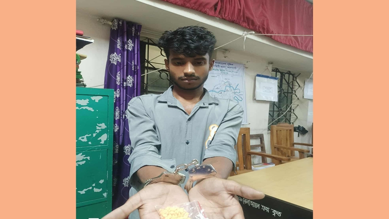 ঝালকাঠিতে শতাধিক ইয়াবাসহ যুবক আটক