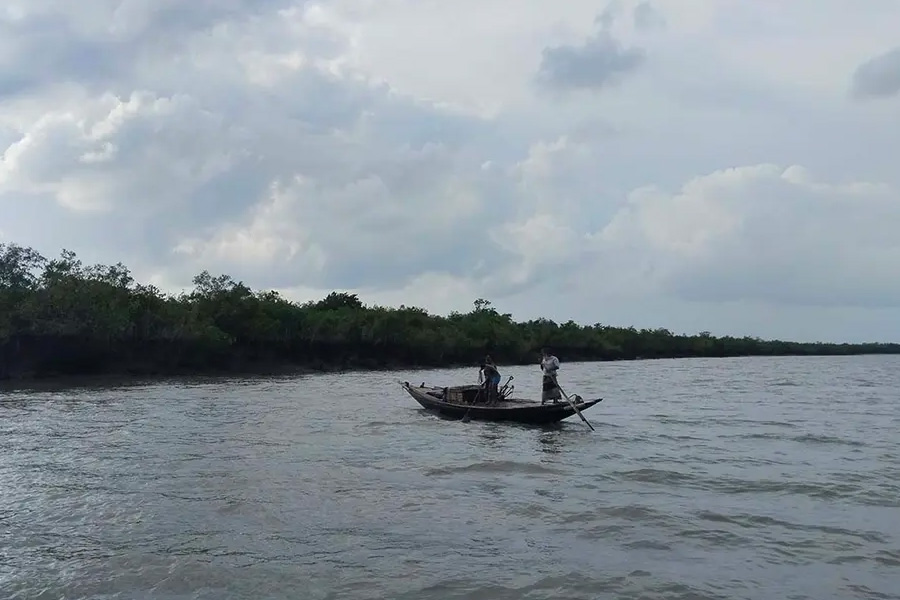 কাঁকড়া শিকারিকে গুলির ঘটনায় পাল্টাপাল্টি মামলা