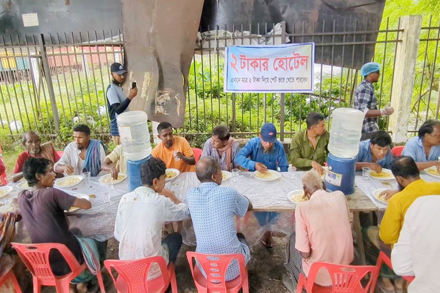 রাজবাড়ীতে ২ টাকায় মাছ-মাংস ভাত খাচ্ছেন দরিদ্ররা