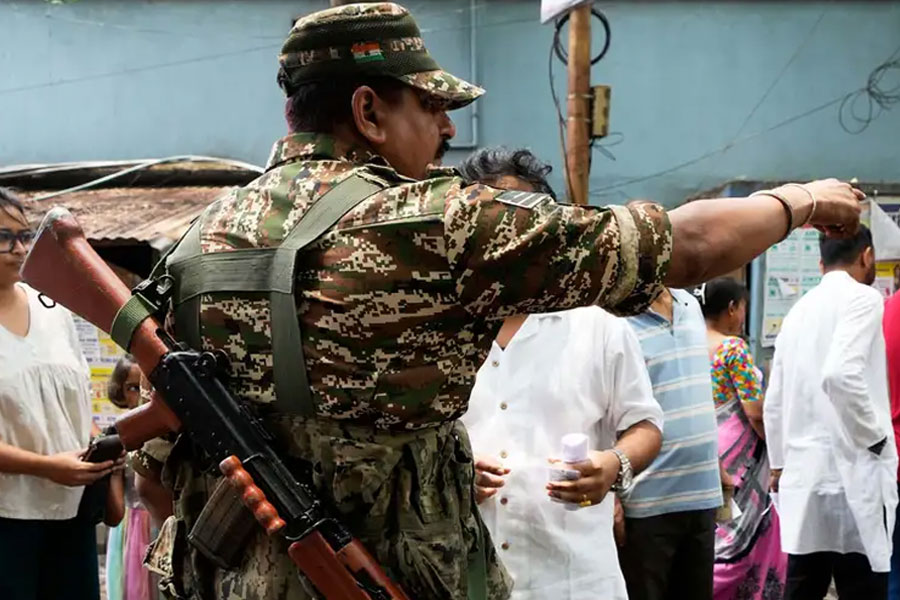 স্ট্রংরুম ঘিরে উত্তেজনা, পাহারায় মমতা-প্রার্থীরা