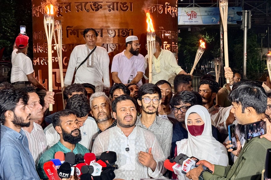 সাভারে এনসিপির সমাবেশে বিস্ফোরণ, রাজধানীতে মশাল মিছিল