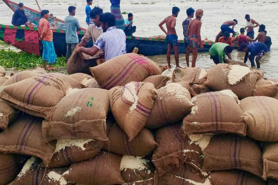 আকস্মিক ঝড়ে সরকারি চালসহ ডুবে গেছে ২ নৌকা