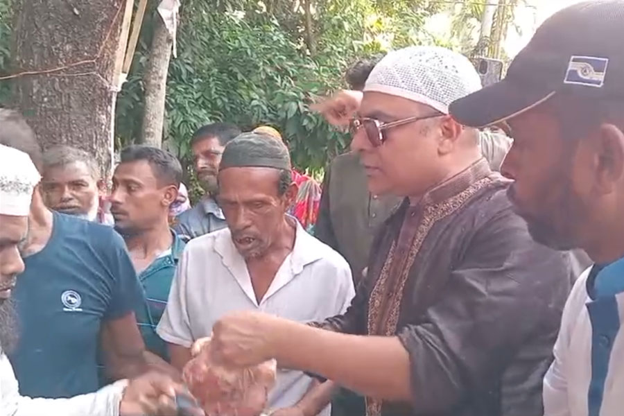 বাসস চেয়ারম্যানের উদ্যোগে ২৫শ’ পরিবারকে কোরবানির মাংস বিতরণ