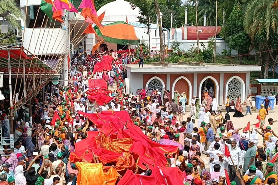শাহজালাল মাজারে ভক্তদের ঢল