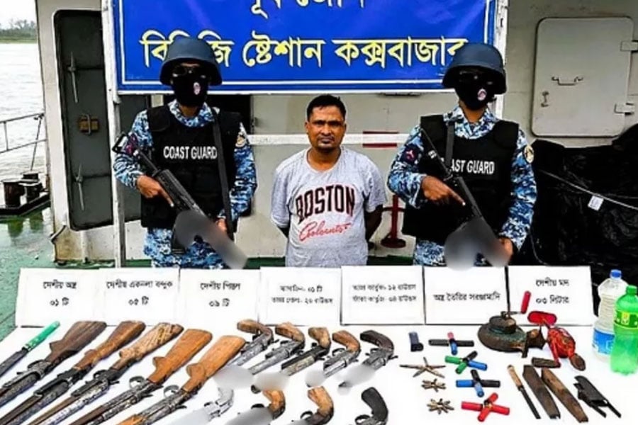 কক্সবাজারের মহেশখালীর দুর্গম পাহাড়ে অভিযান চালিয়ে ১৫টি অস্ত্র, গোলাবারুদ ও অস্ত্র তৈরির সরঞ্জাম উদ্ধার করেছে বাংলাদেশ কোস্ট গার্ড। ছবি: সংগৃহীত