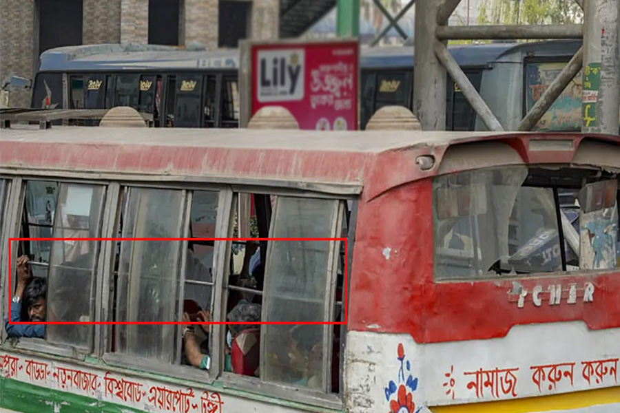 বাসে জানালার রড অপসারণের নির্দেশ বিআরটিএর