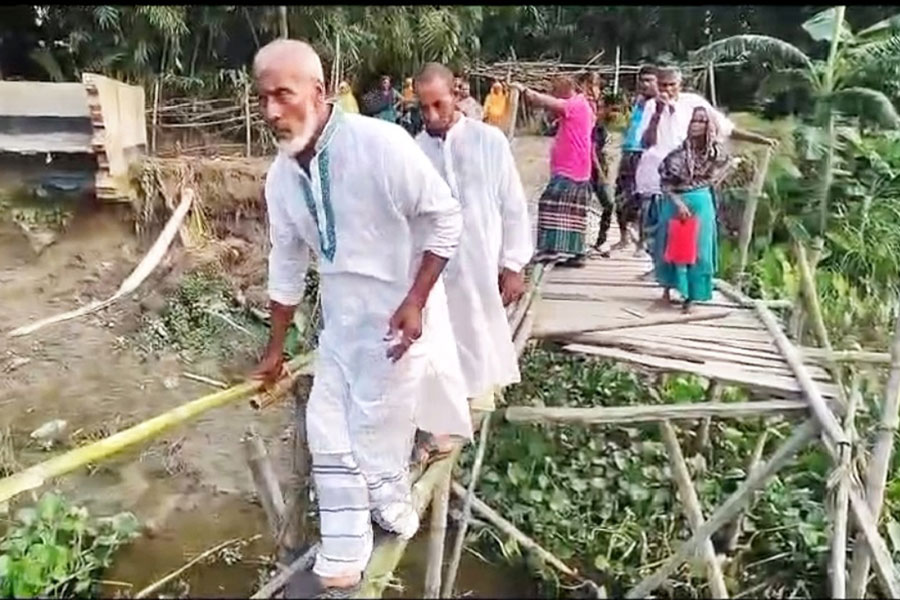 ভেঙে পড়েছে একমাত্র কাঠের সাঁকো, চরম দুর্ভোগে কয়েক গ্রামের মানুষ