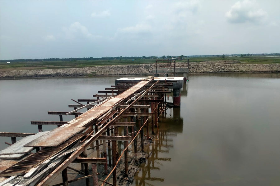অসম্পন্ন রাস্তা-ব্রিজ এলাকাবাসীর গলার কাটা