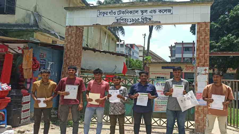 এক বিষয়ে পরীক্ষা দিয়ে ৩ বিষয়ে ফেল, দুশ্চিন্তায় শিক্ষার্থীরা