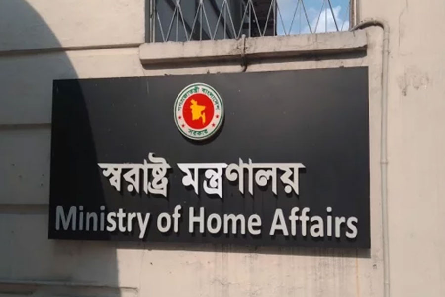 বাসযাত্রীদের প্রাণরক্ষায় অবদান রাখা পুলিশ সদস্যরা পুরস্কার পাচ্ছেন