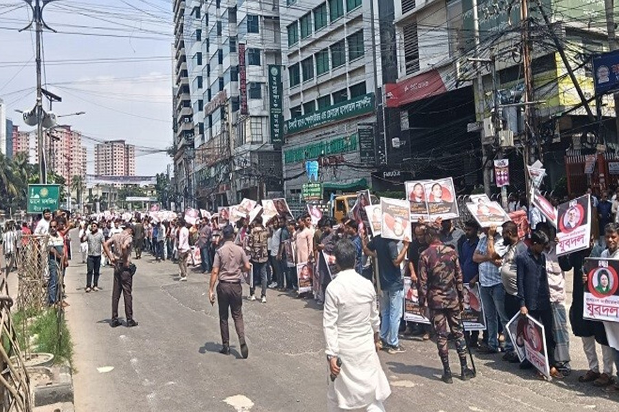 নয়াপল্টনে প্রধানমন্ত্রীর আগমন ঘিরে বিএনপির নেতাকর্মীদের ভিড়