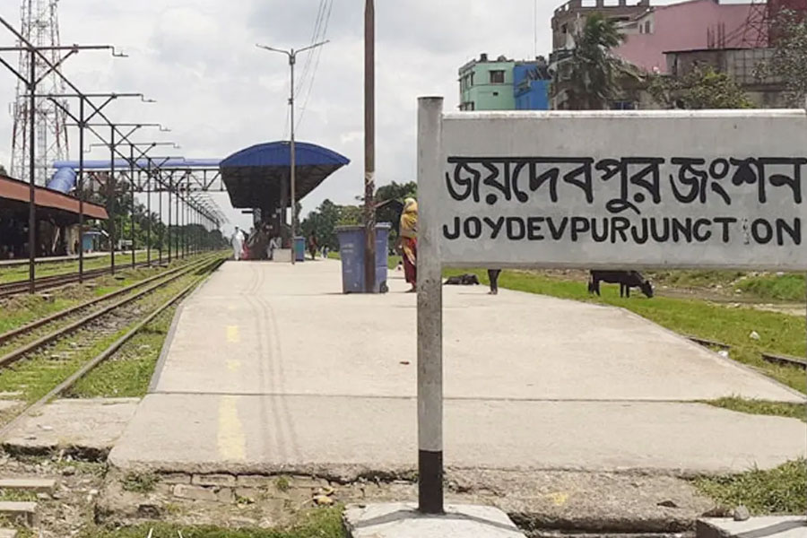 টিকটক করতে গিয়ে ট্রেনে কাটা পড়ে দুই যুবকের মৃত্যু