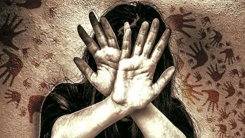 সন্তানের গলায় ছুরি ধরে মাকে সংঘবদ্ধ ধর্ষণ