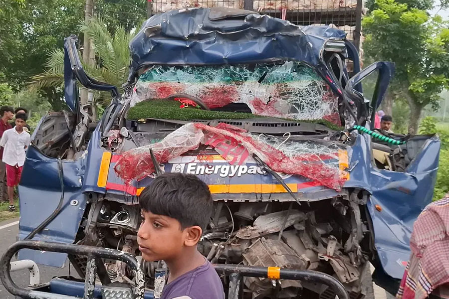 টাঙ্গাইলে সড়কে ঝরল ৪ প্রাণ