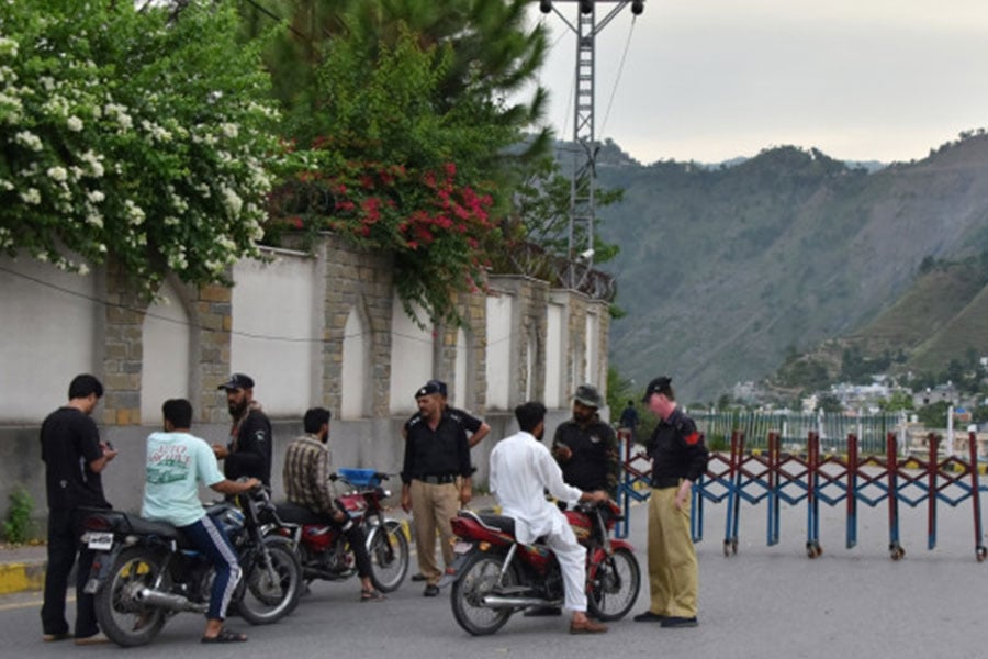 পাকিস্তান নিয়ন্ত্রিত কাশ্মীরের রাজধানী মুজাফফরাবাদের রাস্তায় পুলিশের তল্লাশি। ছবি: এএফপি