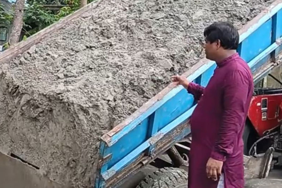 গরু বিক্রি করে নিজের টাকায় গ্রামের রাস্তা মেরামত করলেন যুবক