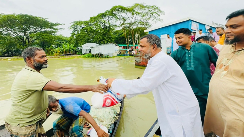 বাউফলে পানিবন্দি মানুষের পাশে বিএনপি