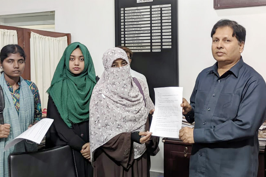 হিজাব নিয়ে বিতর্কিত মন্তব্য,  রাবি অধ্যাপকের শাস্তির দাবি