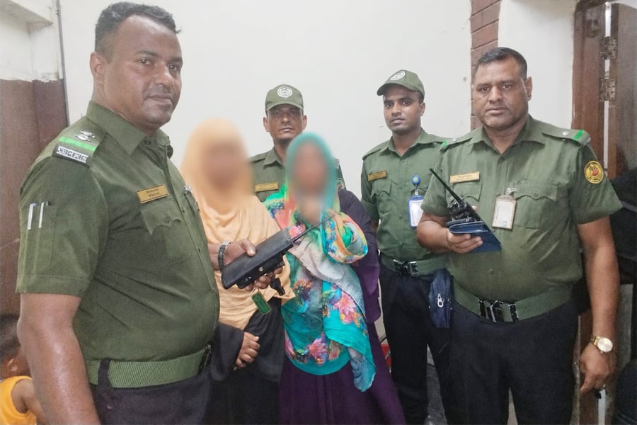 শহীদ সোহরাওয়ার্দী মেডিকেল কলেজ হাসপাতালে দায়িত্বরত আনসার সদস্যদের তৎপরতায় স্বর্ণের চেইন উদ্ধার ও দুই নারী আটক। ছবি: ভিওডি বাংলা