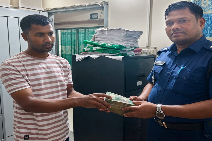 অটোরিকশায় পাওয়া দুই লাখ টাকাসহ ব্যাগ প্রকৃত মালিকের কাছে পৌঁছে দিতে থানায় জমা দেন মো. রবিউল হোসেন। ছবি: ভিওডি বাংলা