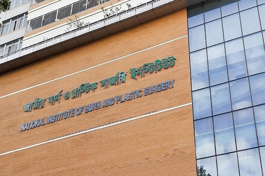 মহাখালীতে পেট্রোল পাম্পের আগুনে ৭ জন দগ্ধ