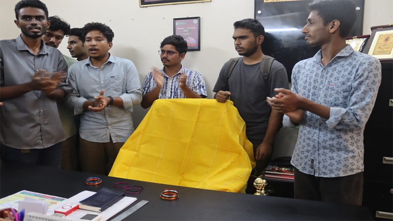 প্রশাসনকে শাড়ি চুড়ি উপহার বেরোবি শিক্ষার্থীদের