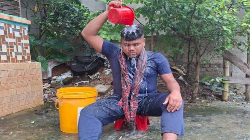 দুধ দিয়ে গোসল করে ছাত্রলীগ নেতার পদত্যাগ