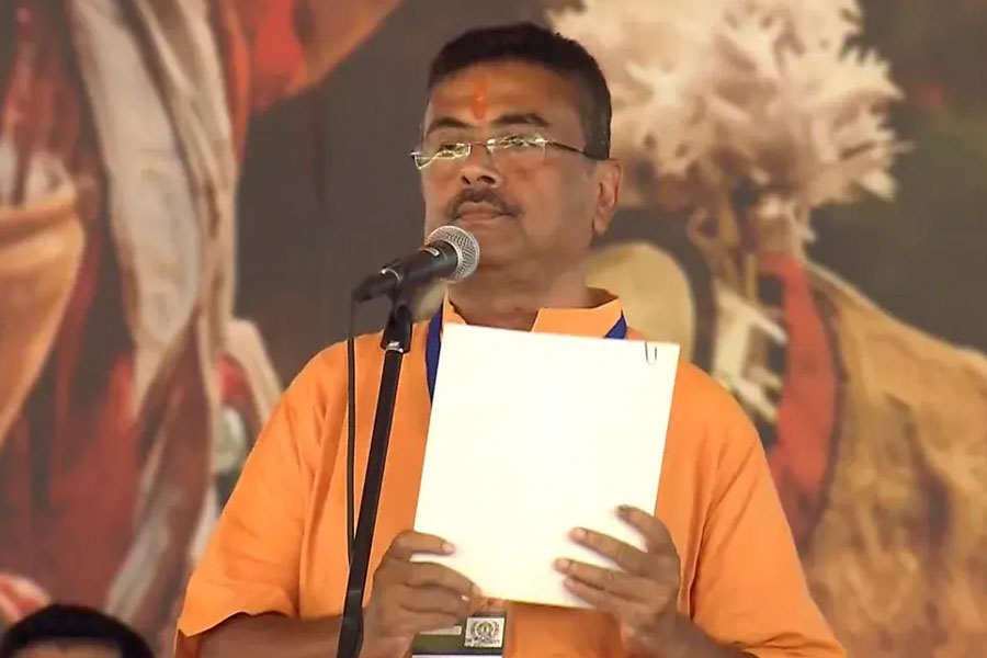 মুখ্যমন্ত্রী হিসেবে শপথ নিলেন শুভেন্দু