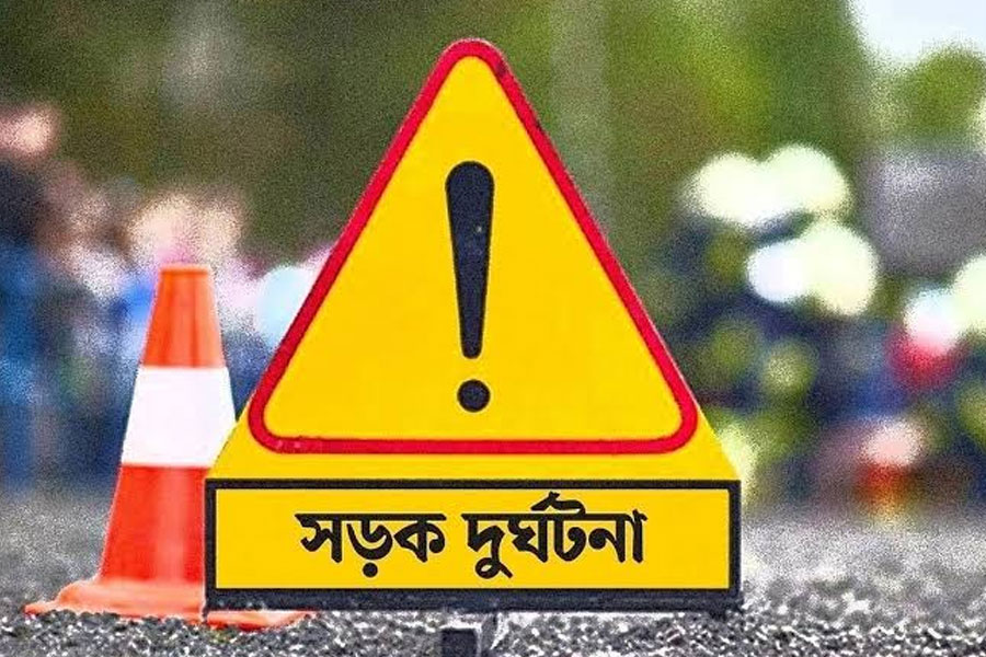 সিলিন্ডারবোঝাই ট্রাকে কাভার্ডভ্যানের ধাক্কা, নিহত ২