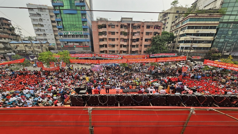 শ্রমিকের মিছিলে শ্লোগানে মুখরিত রাজধানীর পল্টন