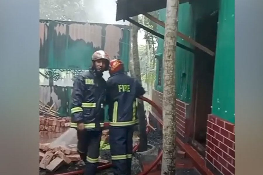 মাদককারবারির বাড়ি জ্বালিয়ে দিল বিক্ষুব্ধ জনতা